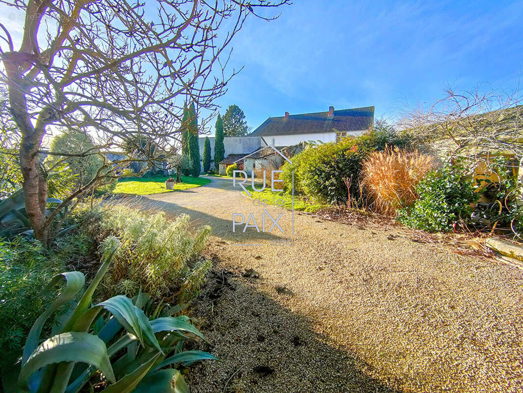 Maison à SAINT-GENEST-D'AMBIERE