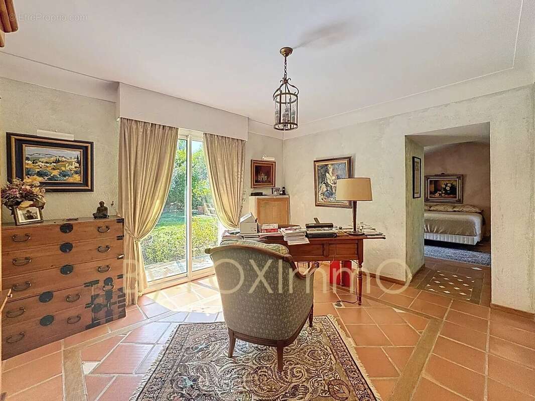 Villa de caractere vue panoramique sur Saint-Paul-de-Vence – 370 m² , piscine, terrain 2000m2, calme - photo 18