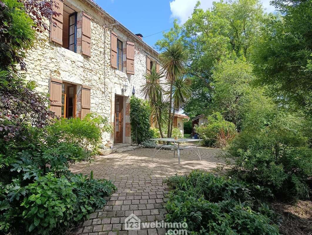 Maison à COURRENSAN