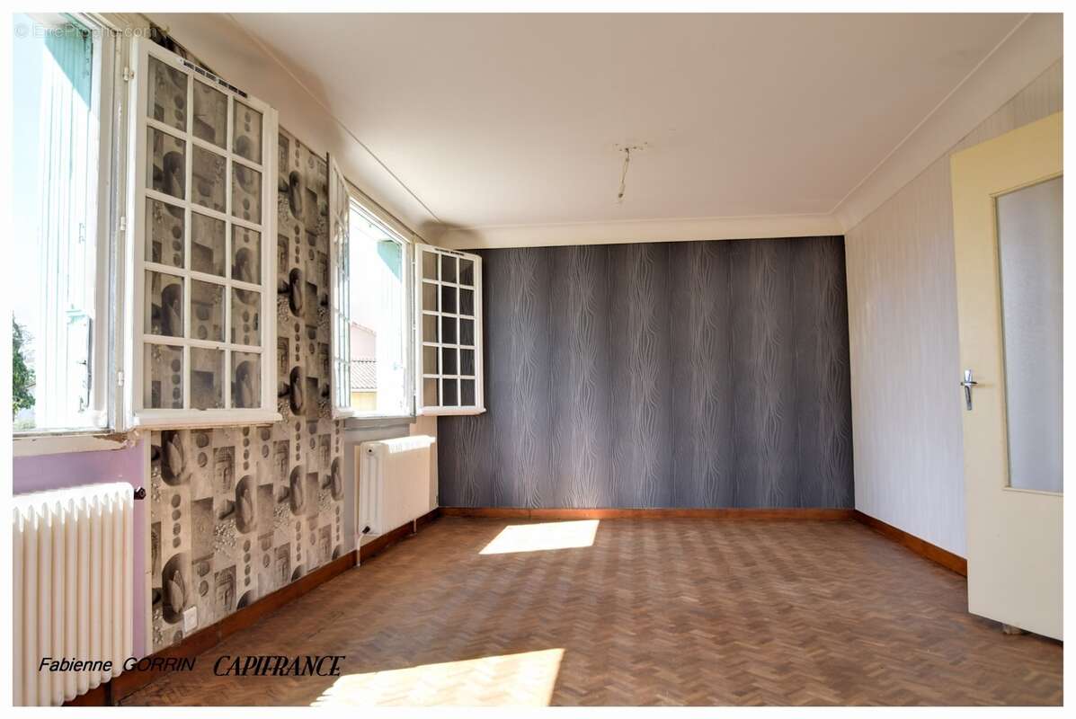 Maison à vendre 8  pièces AIGONDIGNE (79): Maison sur 2 niveaux aménagés, 3 chambres, grand garage (103 m2), dépendances, terrai - photo 4