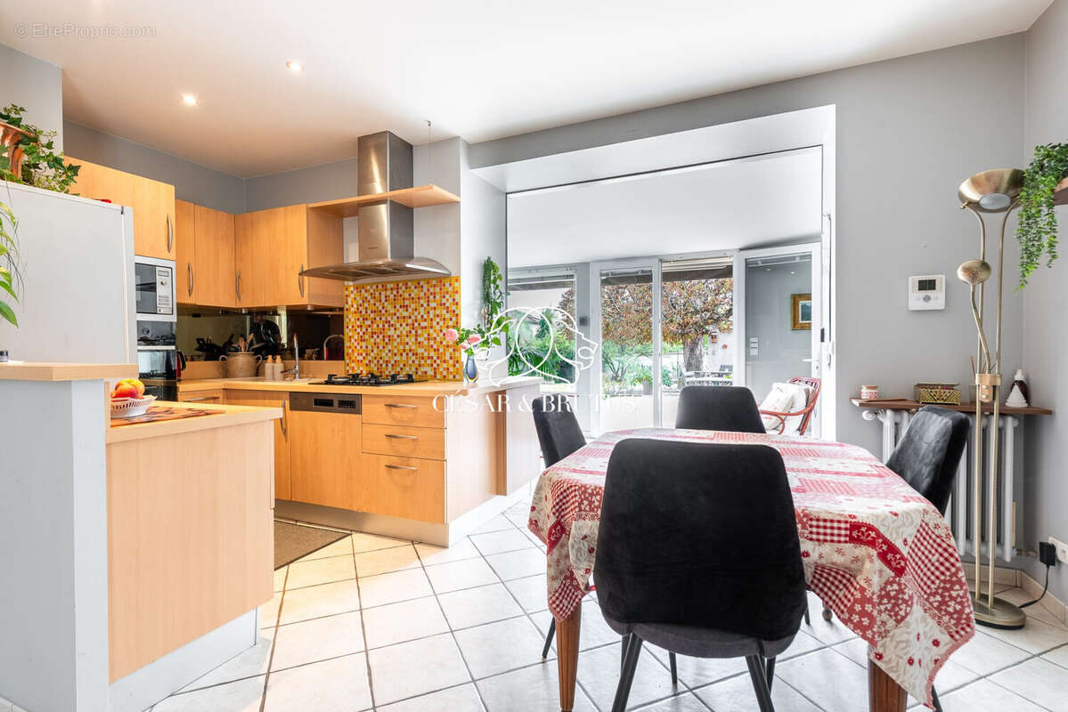 Maison 255 m² à Montluel  - photo 6