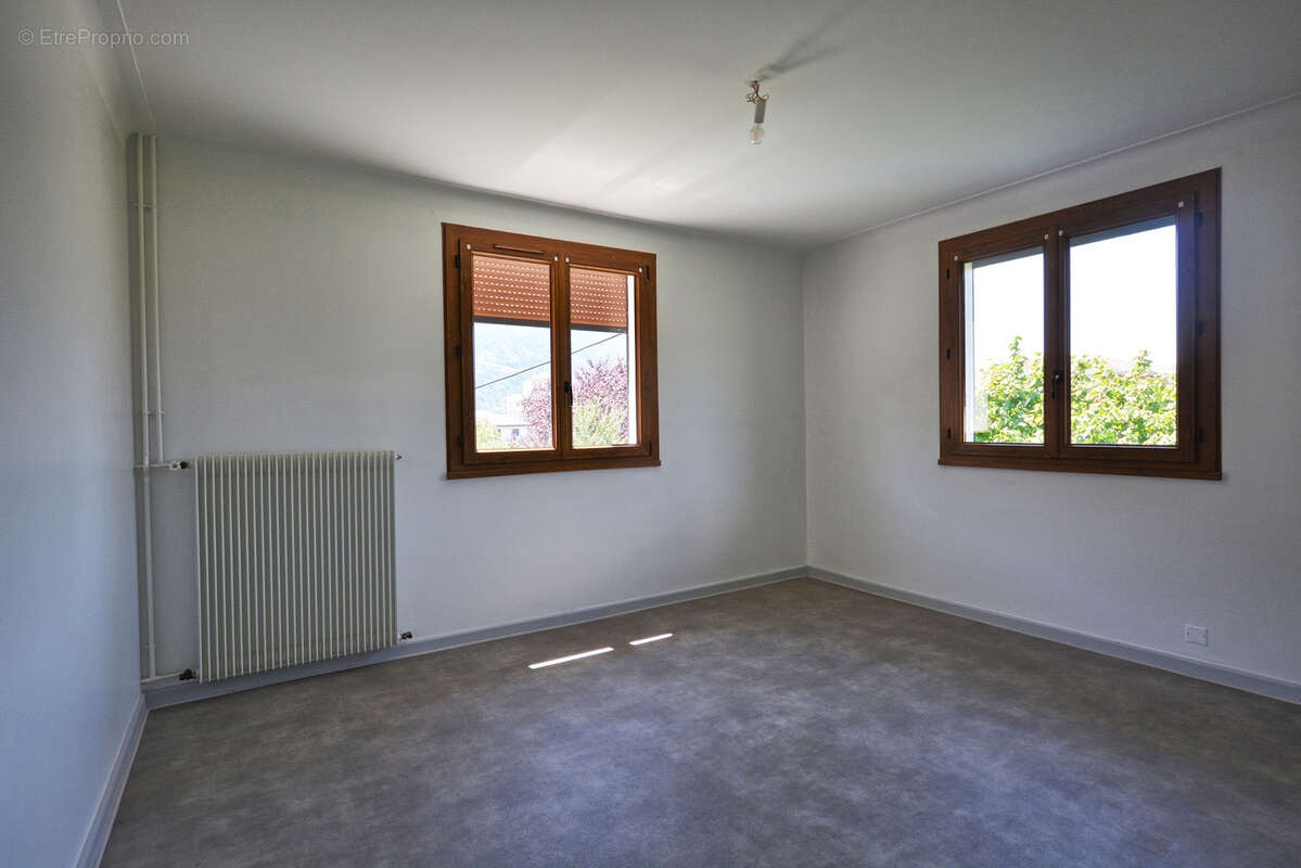 Maison de 2 appartements a cluses - secteur messy - photo 4