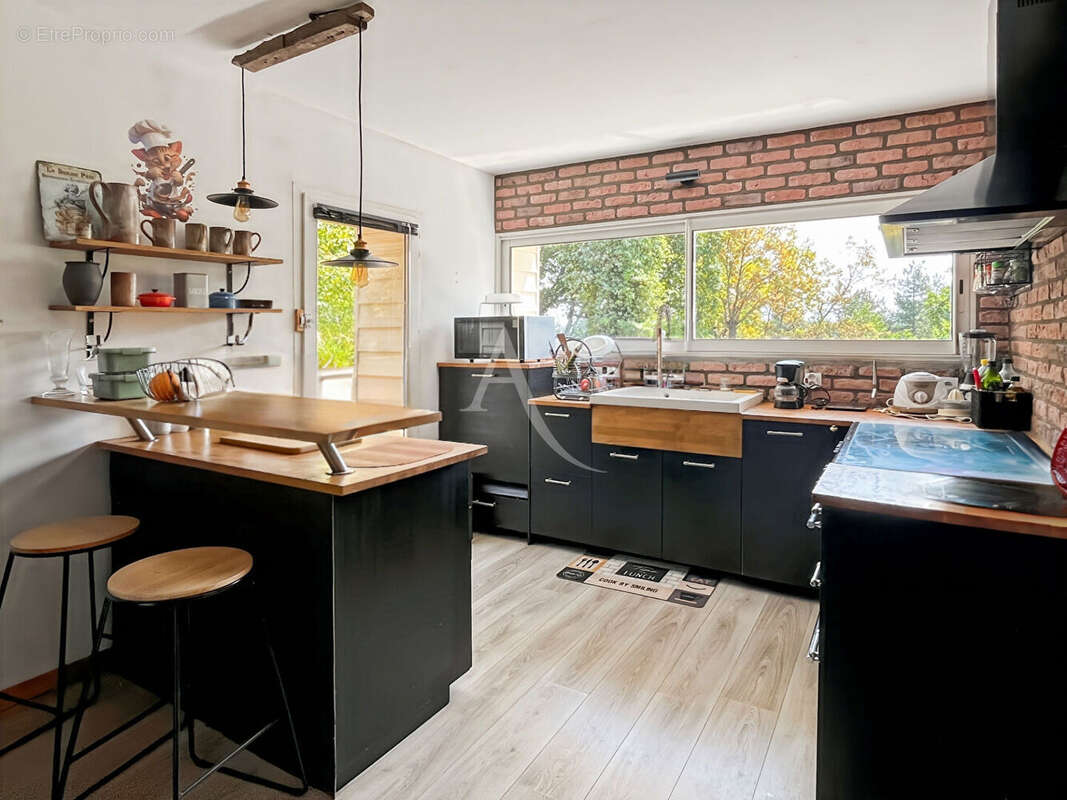 A VENDRE - Maison familiale avec piscine dans quartier calme - photo 11