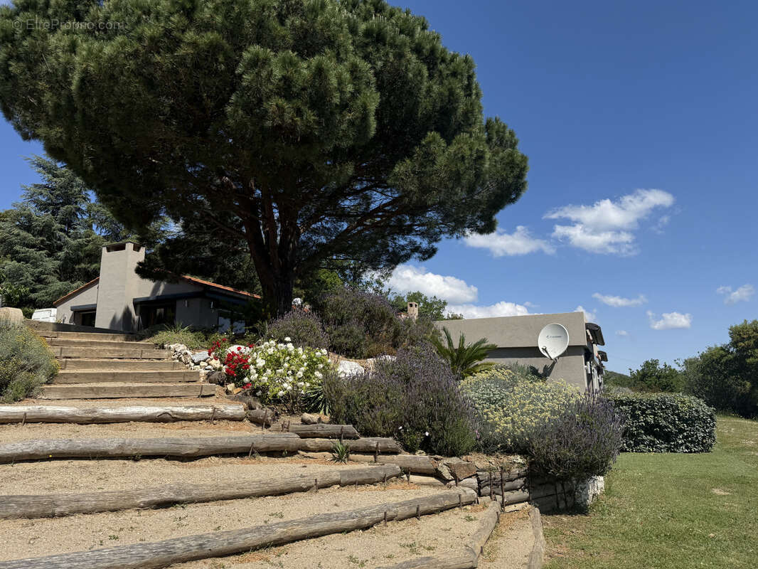 Rare propriete comtemporaine avec vue mer et nature preservee - photo 10