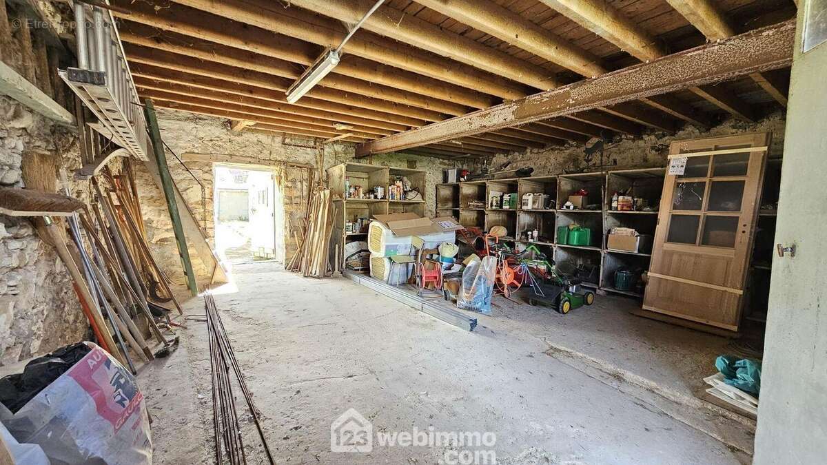 Voici le rez-de-chaussée de la grange avec 42 m².