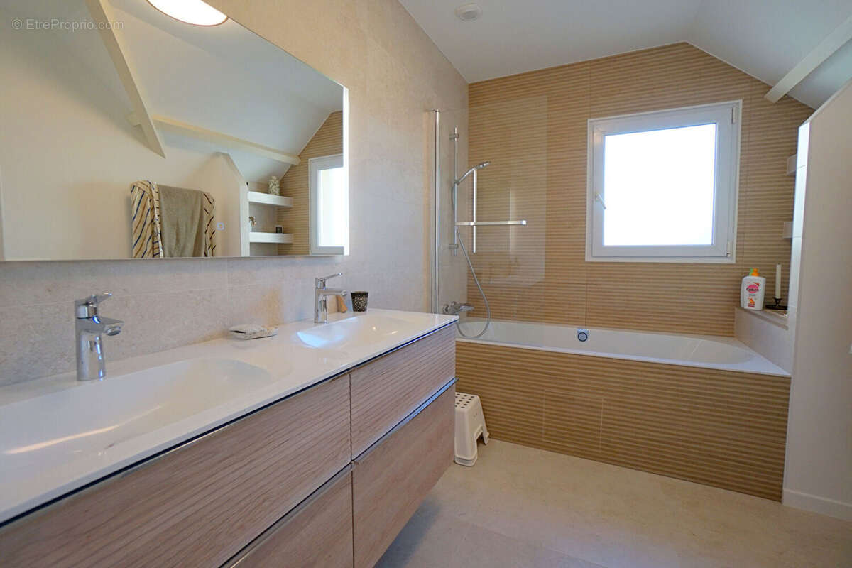 Maison à MEZIERES-SUR-SEINE