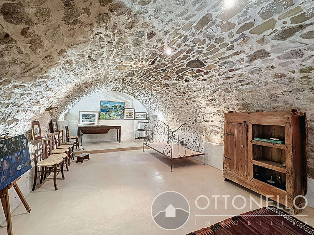 Maison de village 7 pièces de 191 m2 à Roquebrune-sur-Argens avec cour intérieure - photo 10