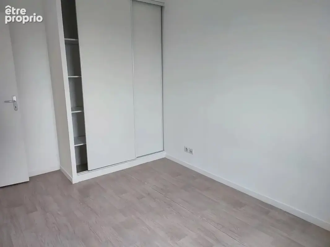 Lehon - t2 lumineux avec balcon, parking & résidence sécurisée - photo 8