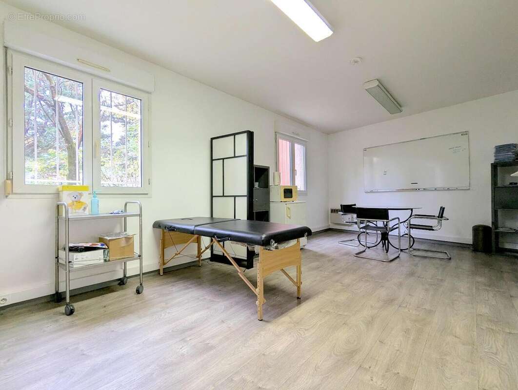   - Commerce à DECINES-CHARPIEU