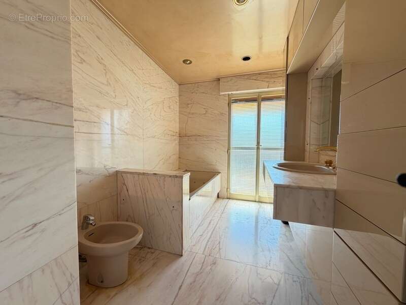  Exceptionnel - Appartement 3 pièces – Vue mer panoramique –parking et cave- Juan-les-Pins - photo 5