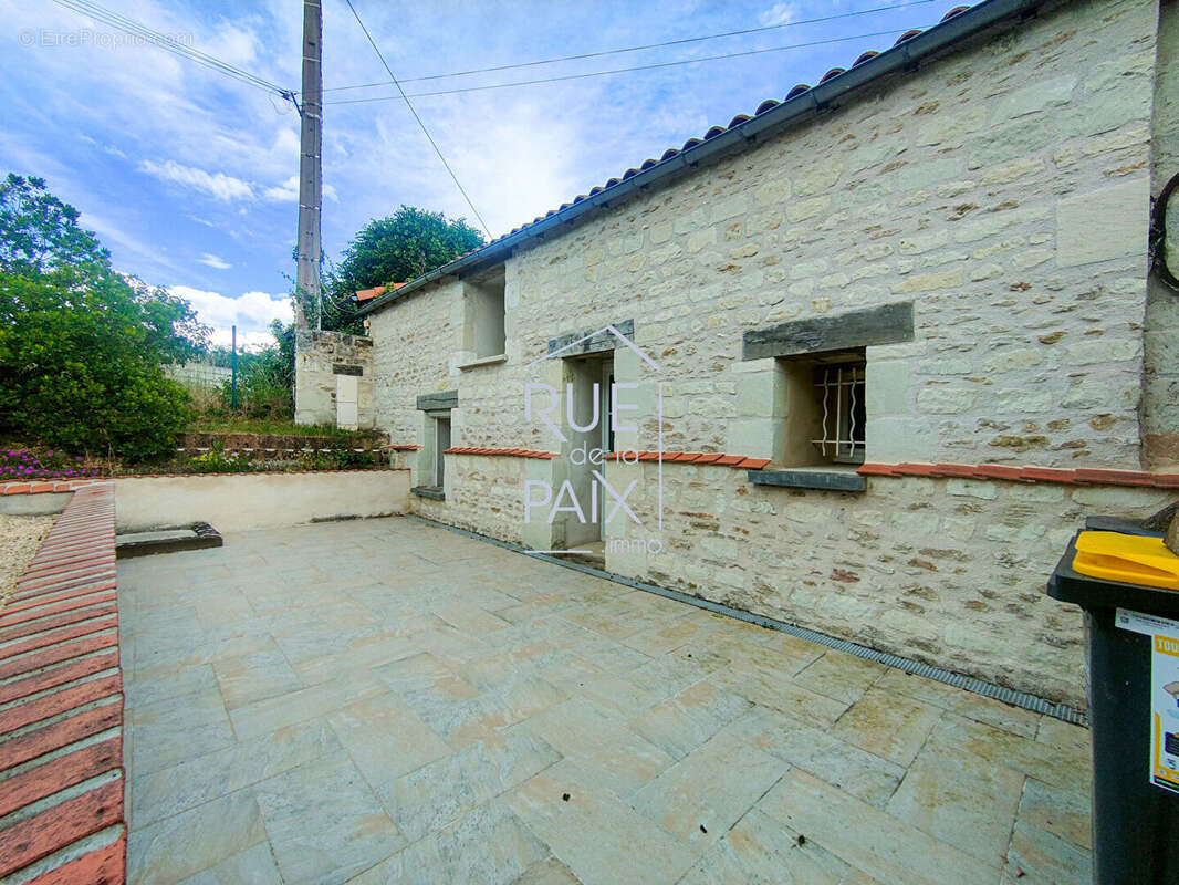 Maison à SAINT-GENEST-D'AMBIERE