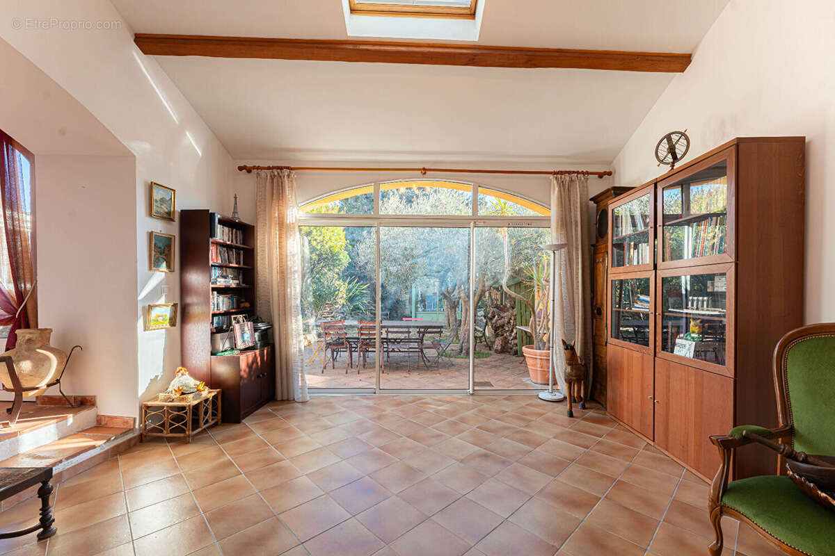 A VENDRE - Maison de plain pieds Coeur de Village T6 - Sausset-les-Pins avec garage - photo 16