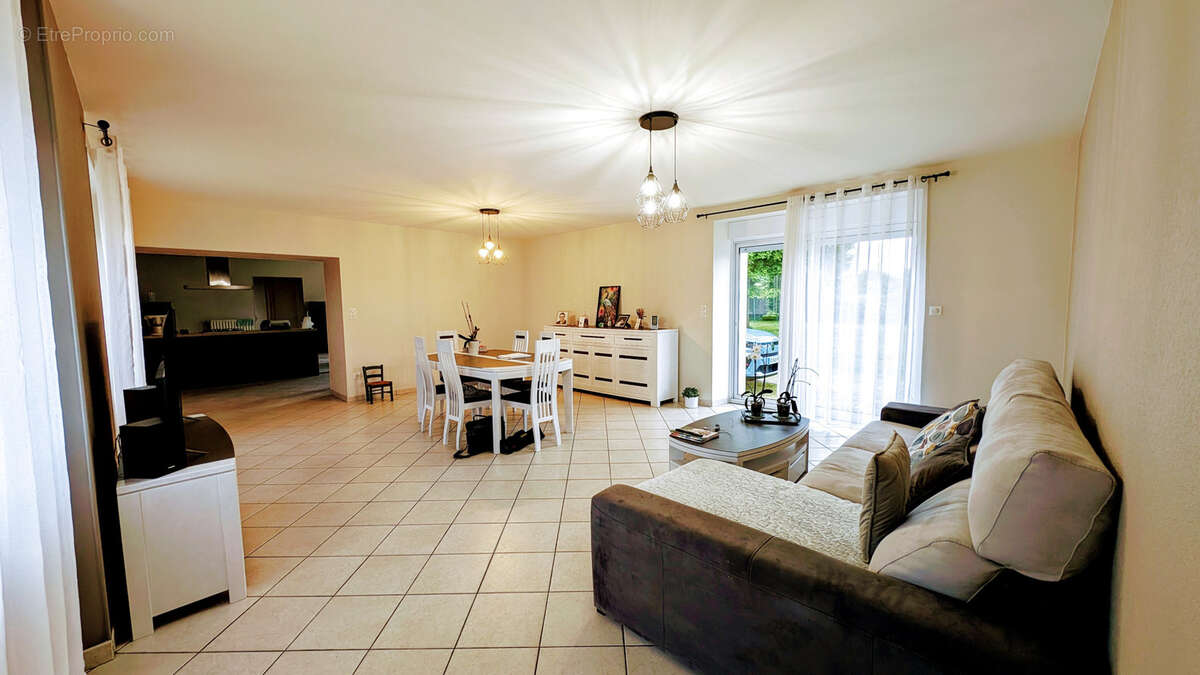 Maison à LES LANDES-GENUSSON