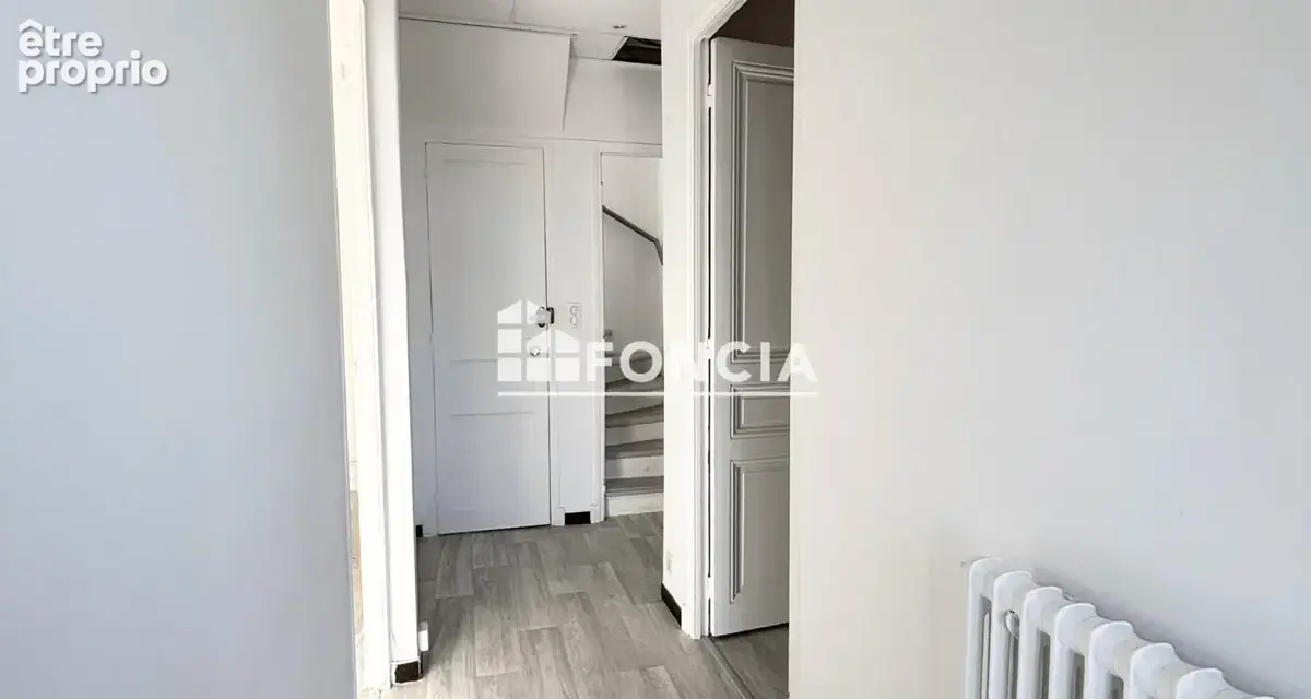 À VENDRE  À MANDELIEU – Grande maison familiale sur 3 niveaux – Environ 300 m² – Jardin  et Parking en centre-ville de Mandelieu - photo 9