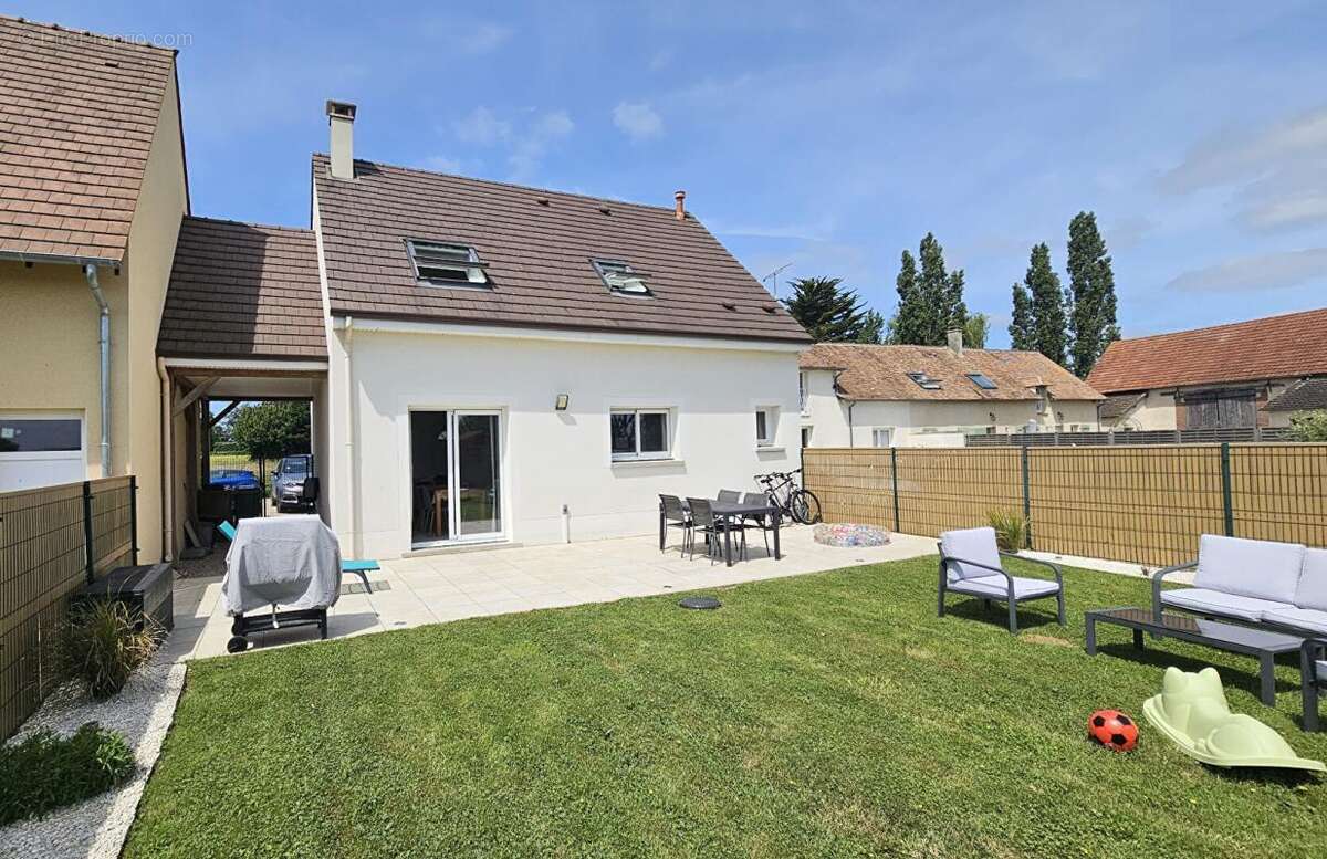 Maison à HOUDAN
