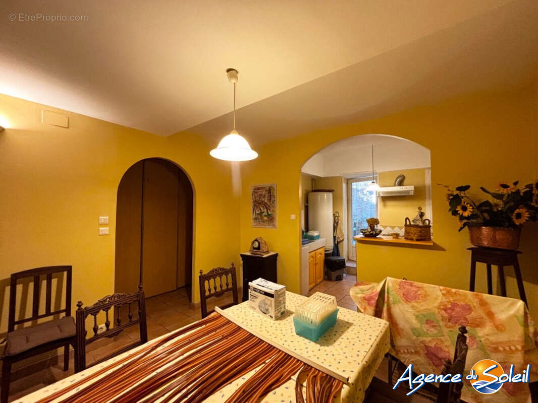 Maison à OPOUL-PERILLOS