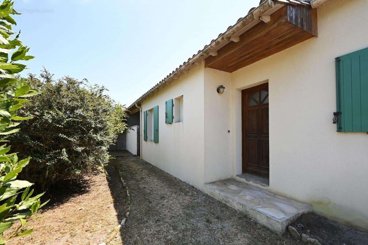 Maison de plain-pied située  centre village A VENDRE SAINT CLEMENT DES BALEINES - photo 11