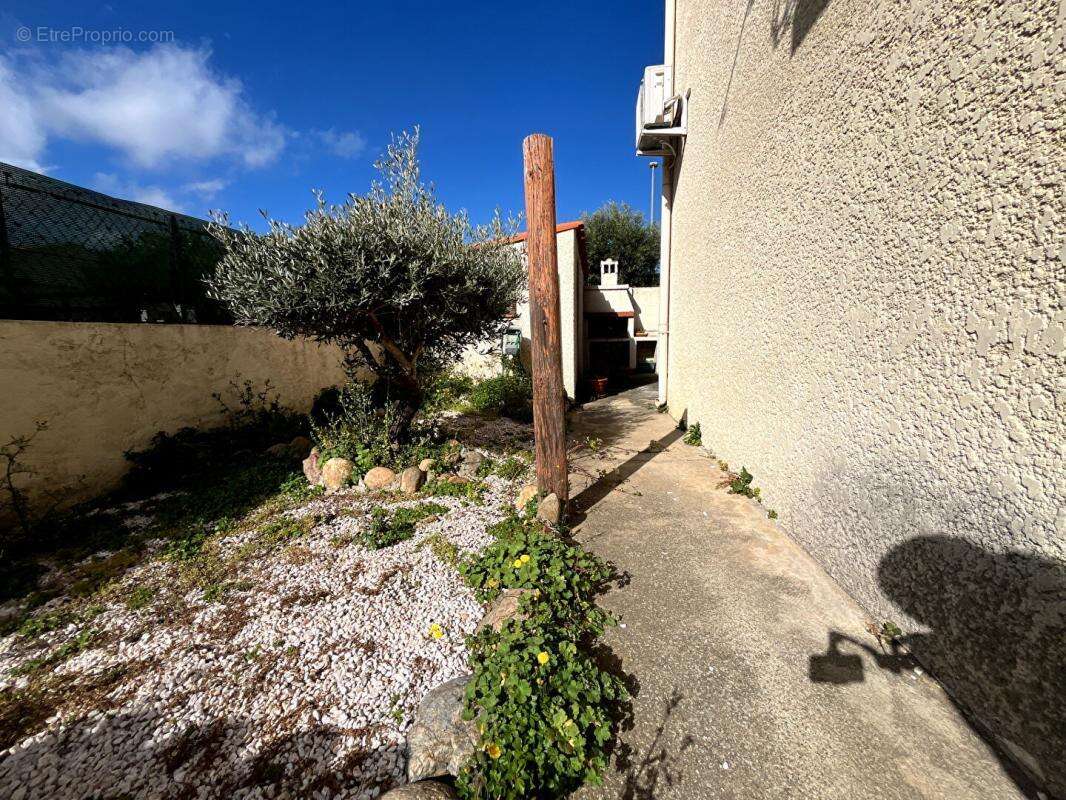 Maison à PEZILLA-LA-RIVIERE