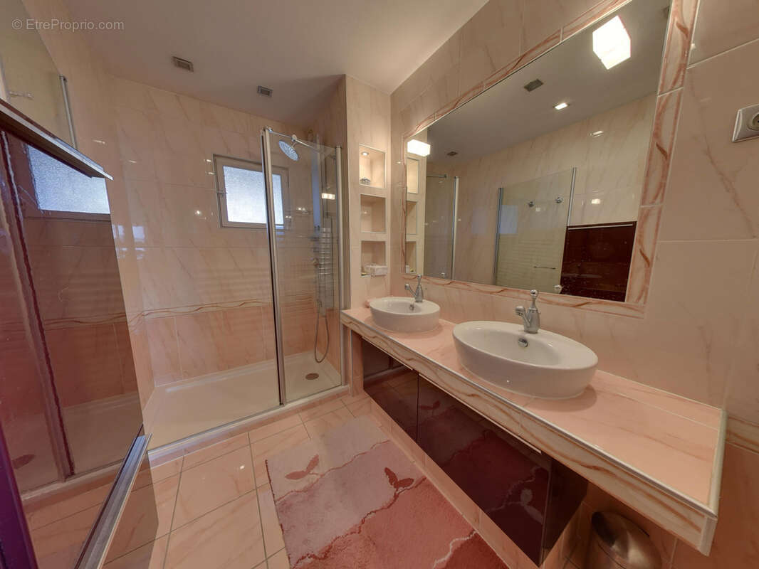 Superbe 5 pieces + cuisine en dernier etage avec 3 chambres dans copro ravalée echirolles domaine jean jaures - photo 8