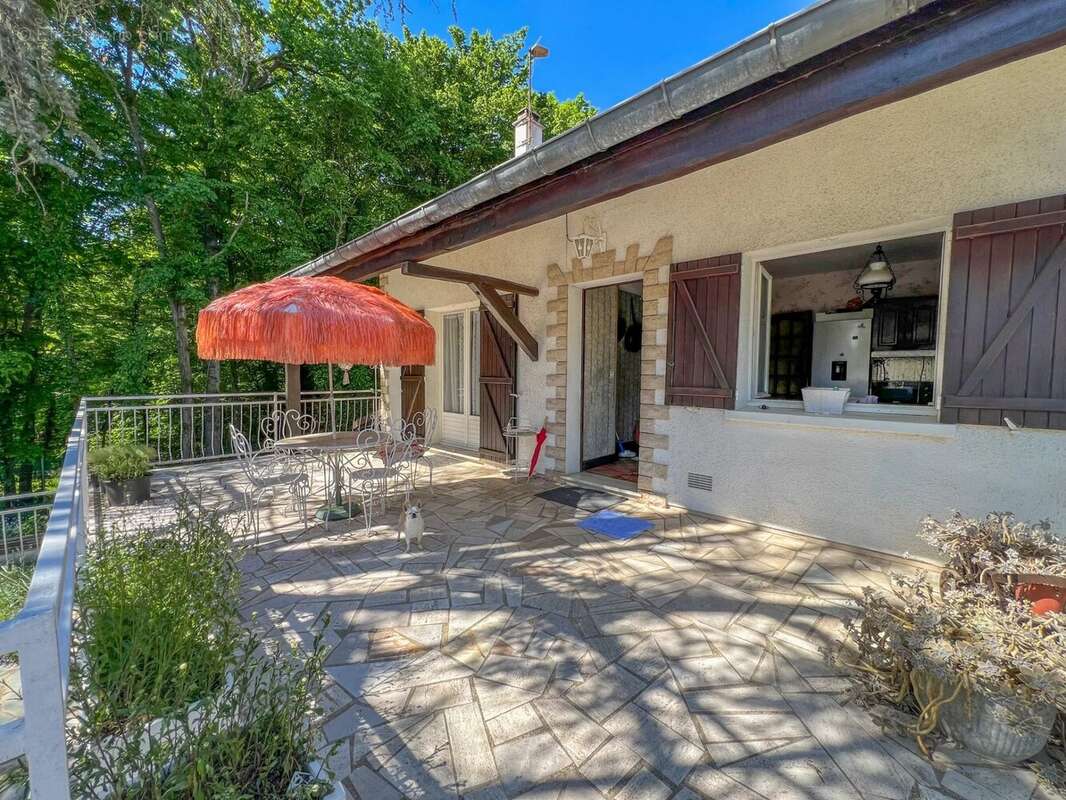 Maison à LE MESNIL-SAINT-DENIS