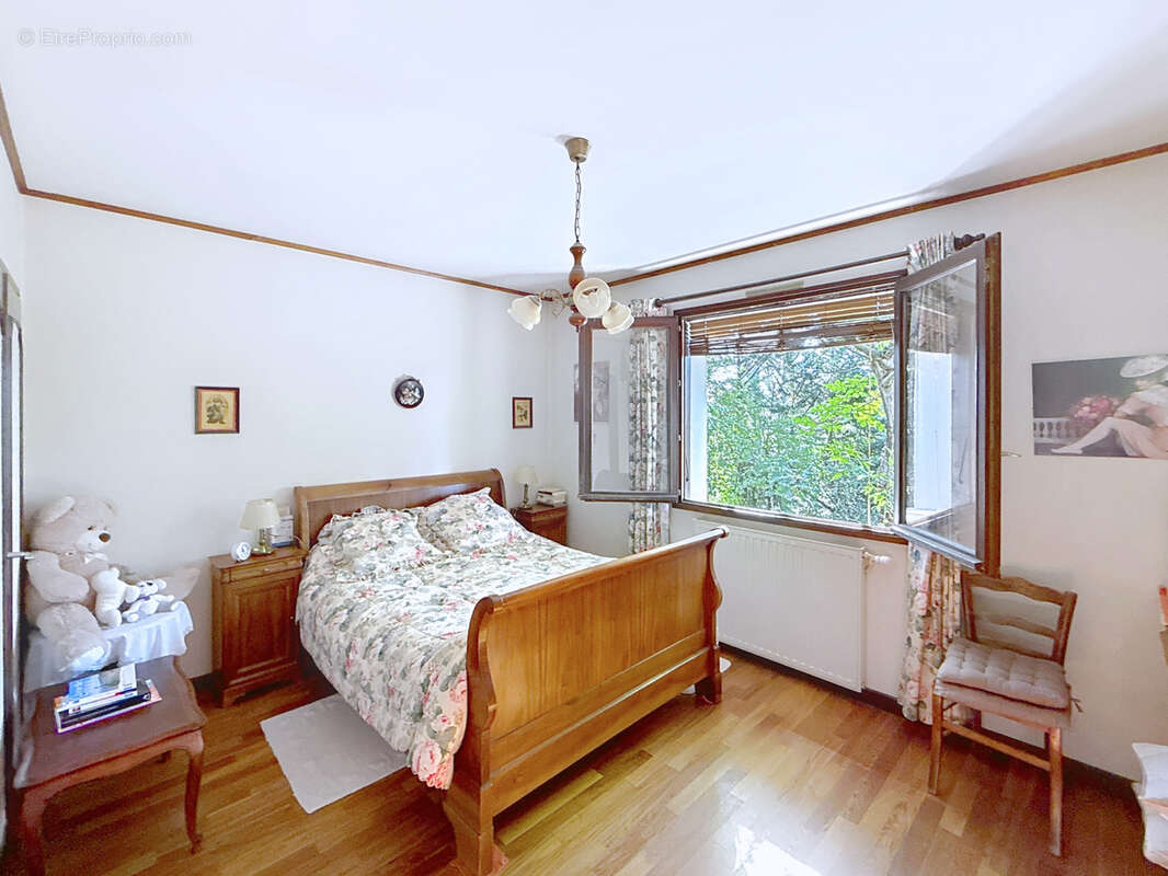 Maison à SAINT-GENIS-LES-OLLIERES