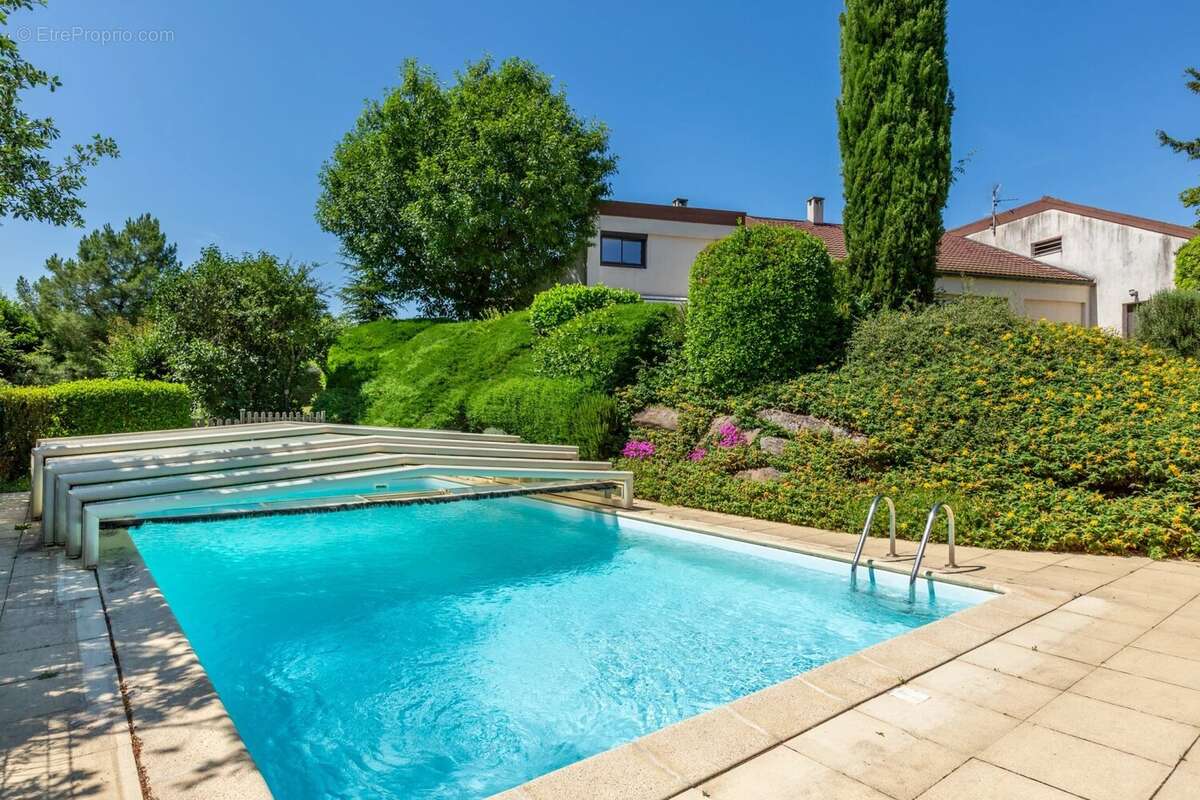 Maison à SAINT-GENIS-LES-OLLIERES