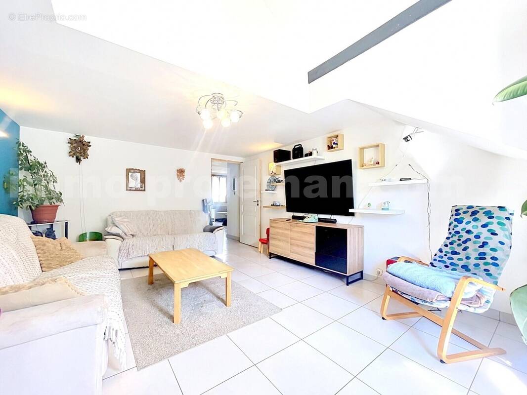 Appartement_Saint_Jeoire__grand_espace_proche_ecole_genève_frontière_suisse_ceva_bus_commerces_lumineux_calme_Balcon_extérieur_séjour_salon_cuisine_chambre_1_2_3_salle_de_d'eau_ - Commerce à SAINT-JEOIRE