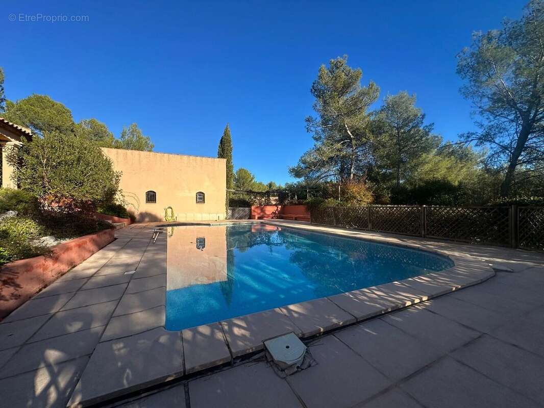 Maison à SAINT-CLEMENT-DE-RIVIERE