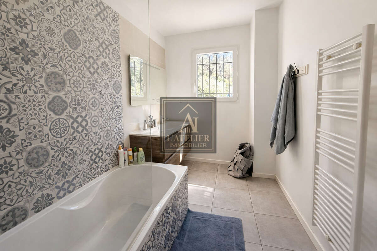 Maison récente avec 5 chambres, piscine et garage - photo 10