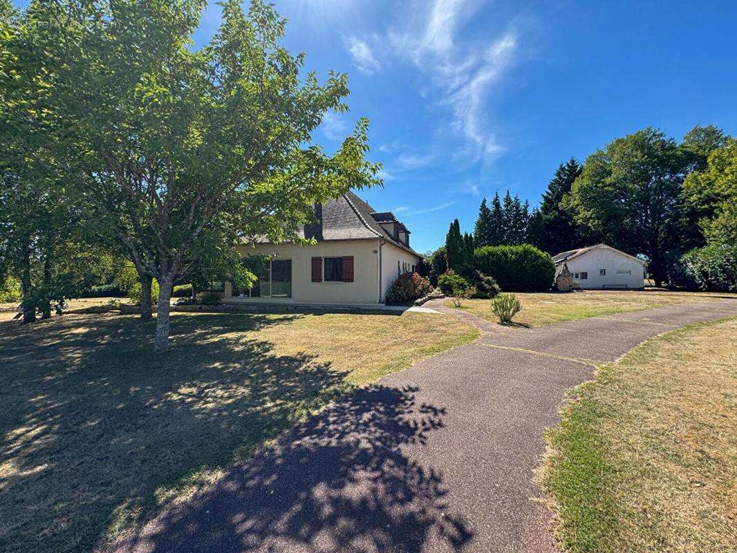 Maison à MAUZAC-ET-GRAND-CASTANG