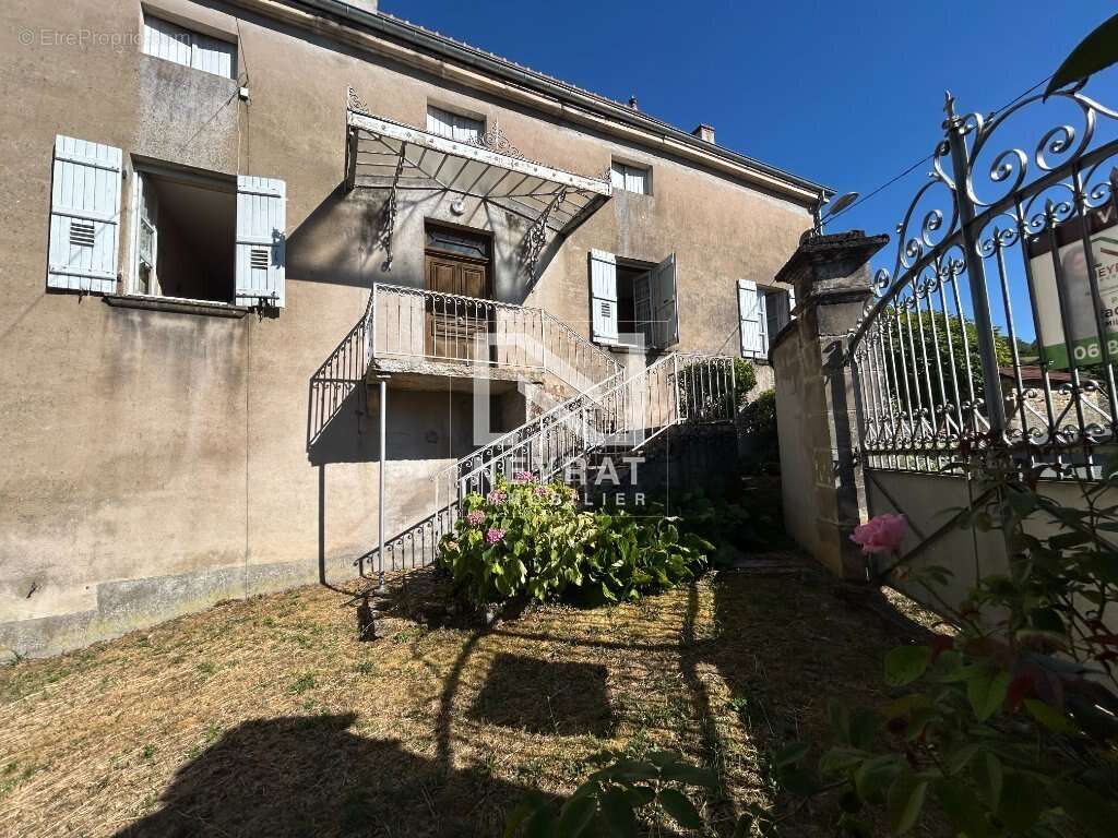 Grande maison en pierres avec jardin et dépendances - photo 7