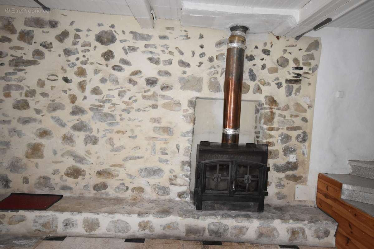 poêle à bois en rdc  - Maison à ESPERAZA