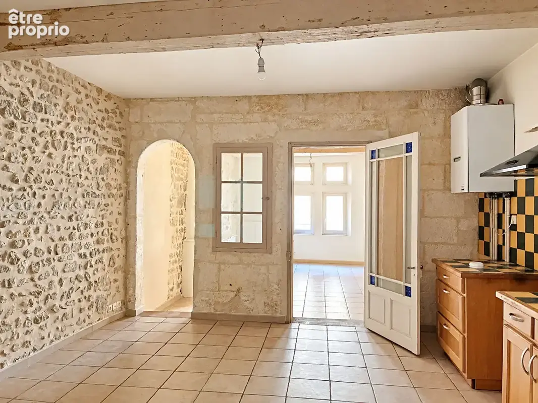 Arles centre-ville - Appartement T3 de 74 m² avec pierres et poutres apparentes, cave - photo 2