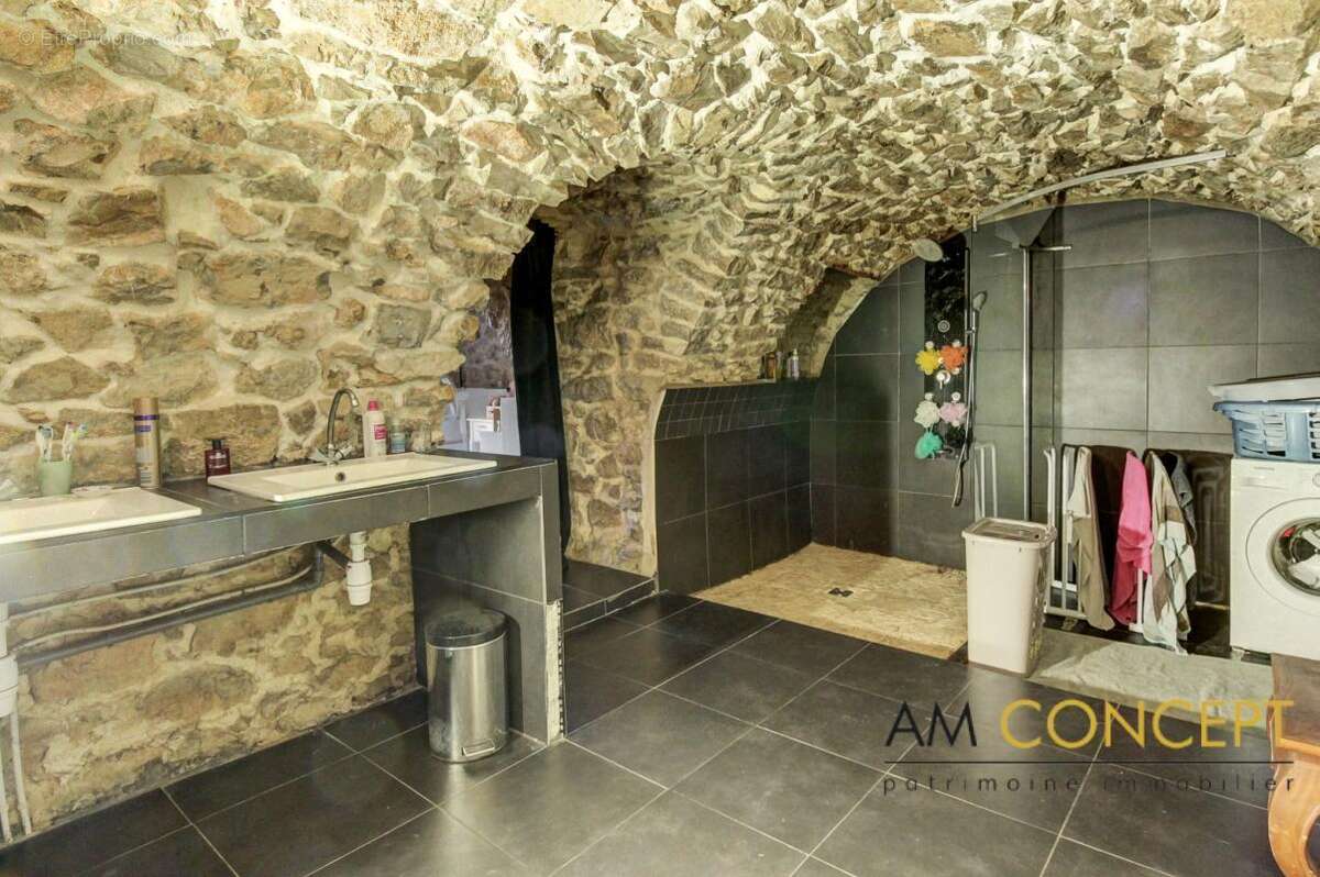 Maison à CHATEAUNEUF-VILLEVIEILLE