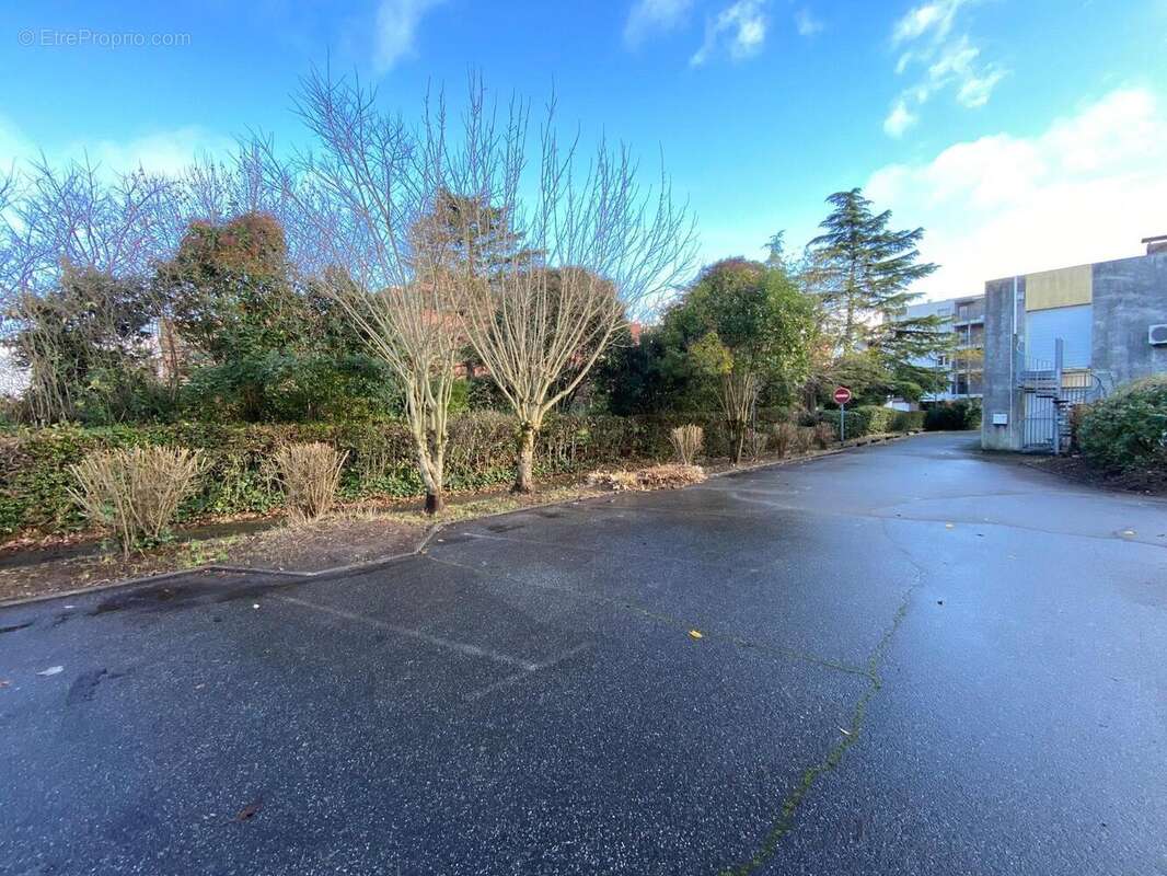   - Commerce à COLOMIERS