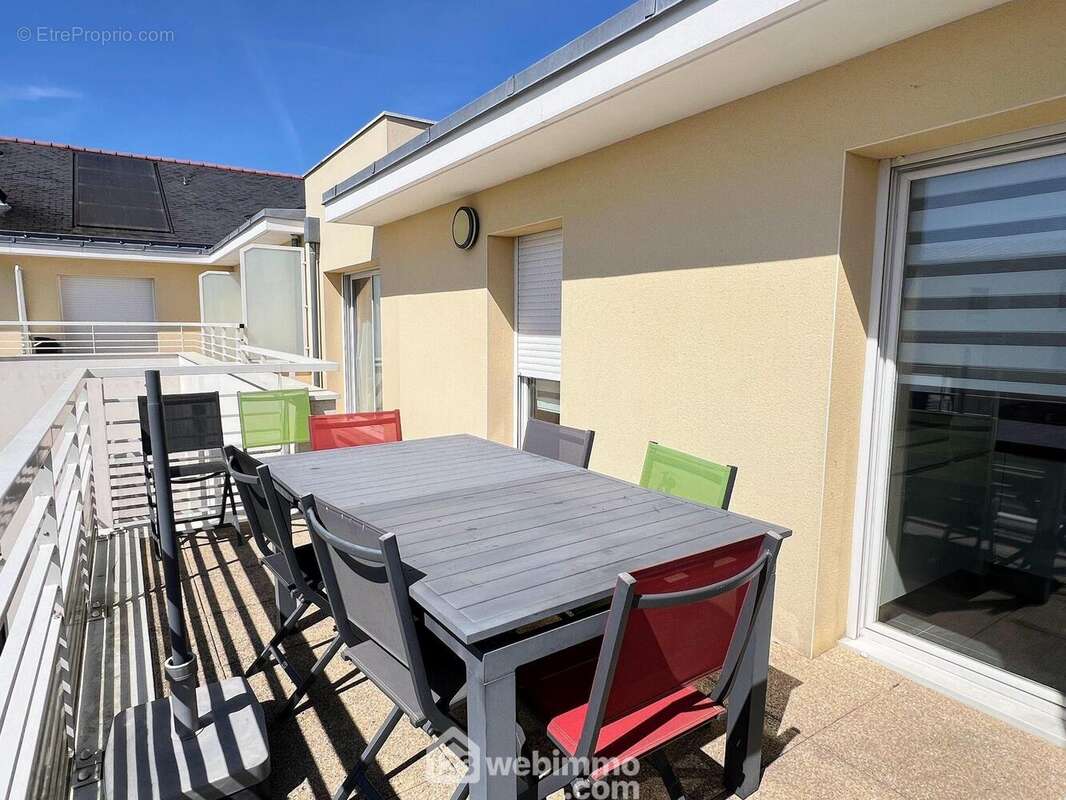 ... et d'une terrasse de 16 m² offrant un bel espace de détente. - Appartement à AVRILLE