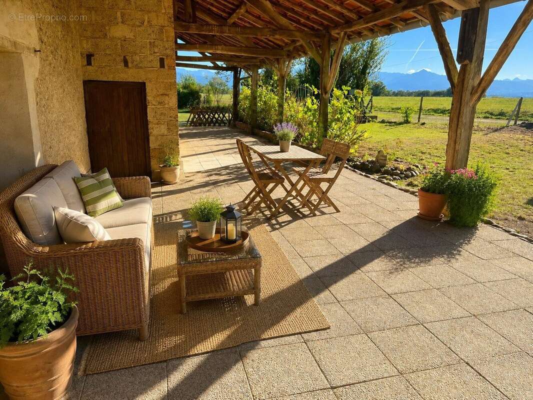 Terrasse couverte avec vue sur la campagne des Hautes-Pyrénées - Maison à TOURNAY