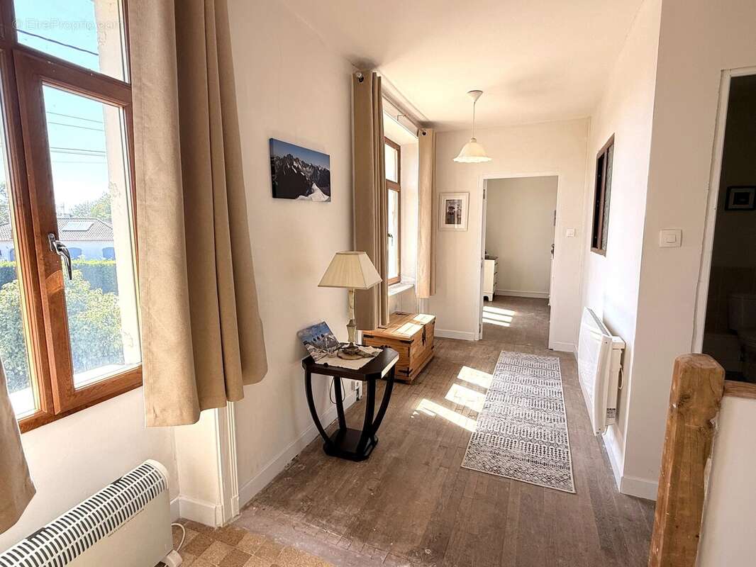 Maison individuelle de deux chambres nécessitant des rénovations près du centre de Saint-Junien - photo 9