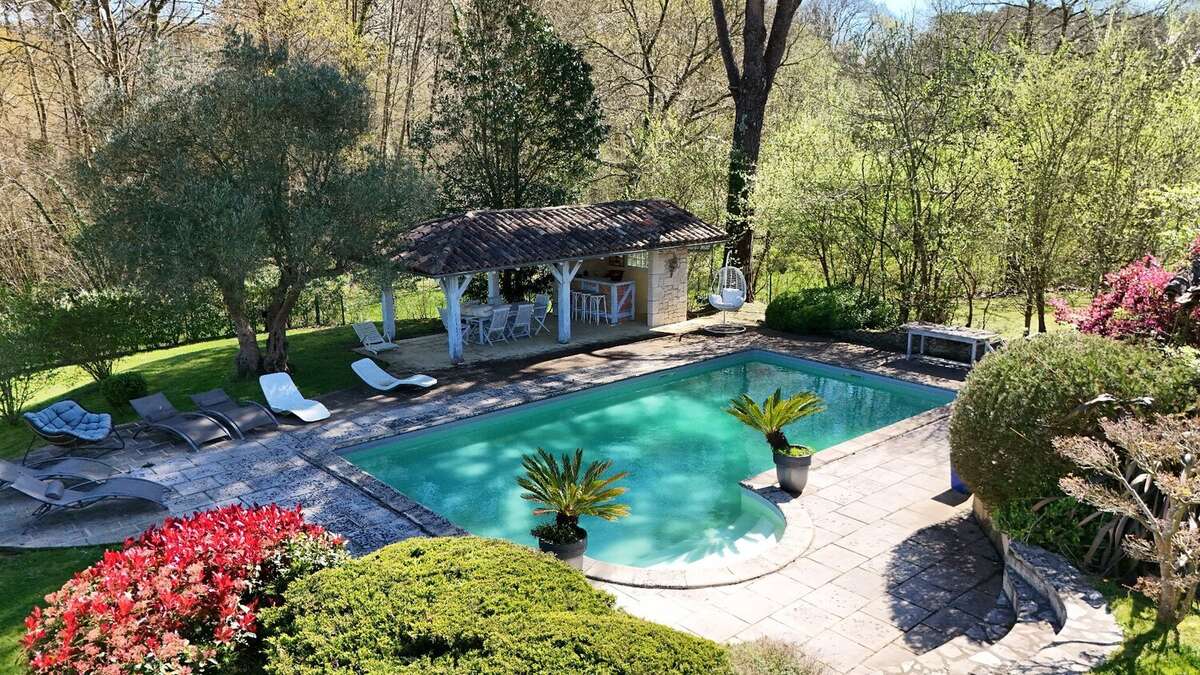 Propriete de type t8 de 292 m2 + 2 dependances + piscine + 3 garages - photo 2
