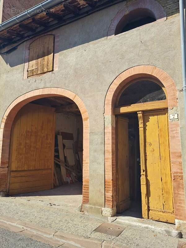 Parking à SAINT-SULPICE-SUR-LEZE
