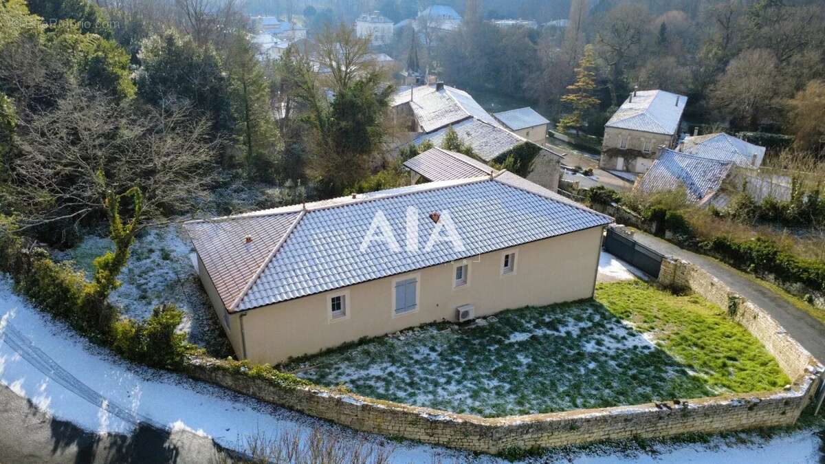 Maison à MONTIGNAC-CHARENTE
