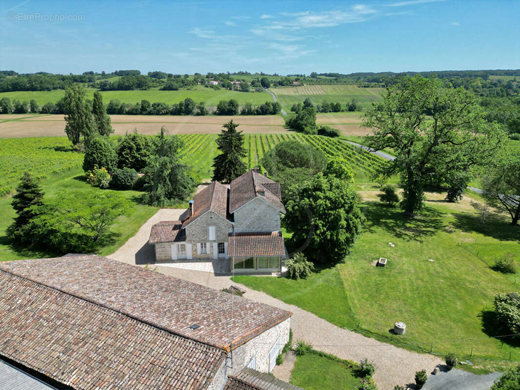 Ancienne ferme avec dépendances et fort potentiel - photo 18