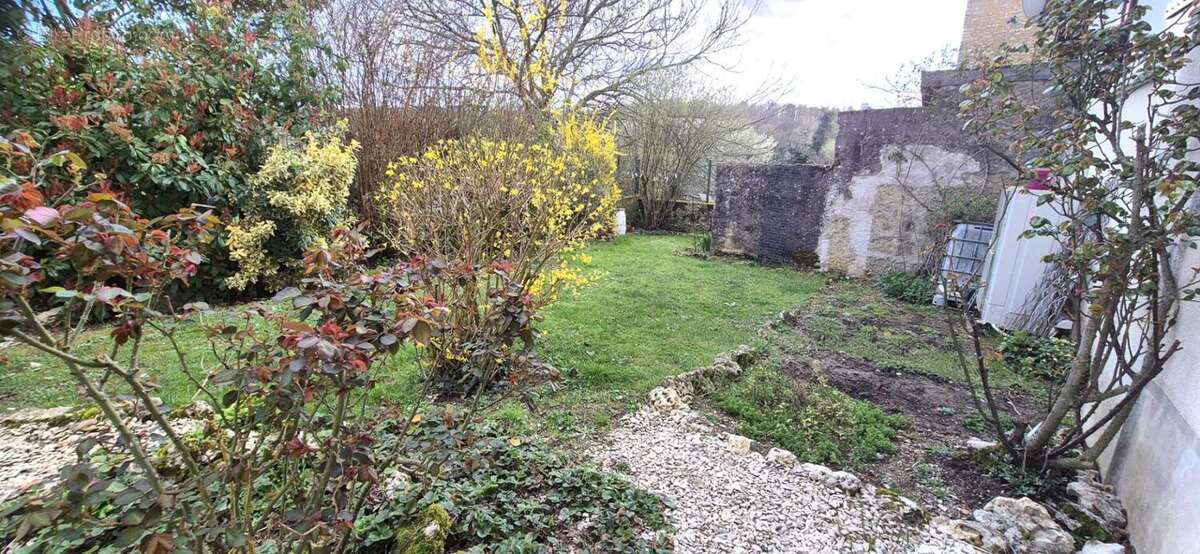 Belle Maison de Village et de Caractère de 1815 de 155 m² Rénover et Entretenue avec Goût avec sa Cour avant et Terrasse de 115  - photo 17