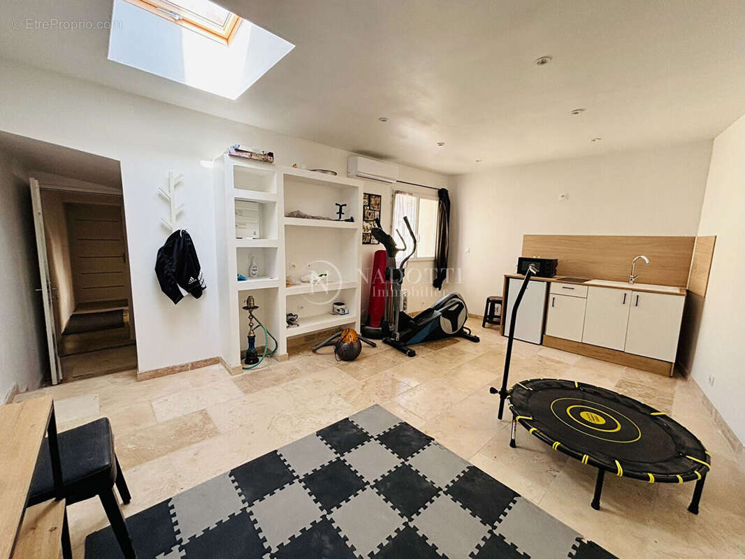 À Vendre  Maison de Ville Rénovée avec Fort Potentiel au Centre de Cavaillon - photo 13