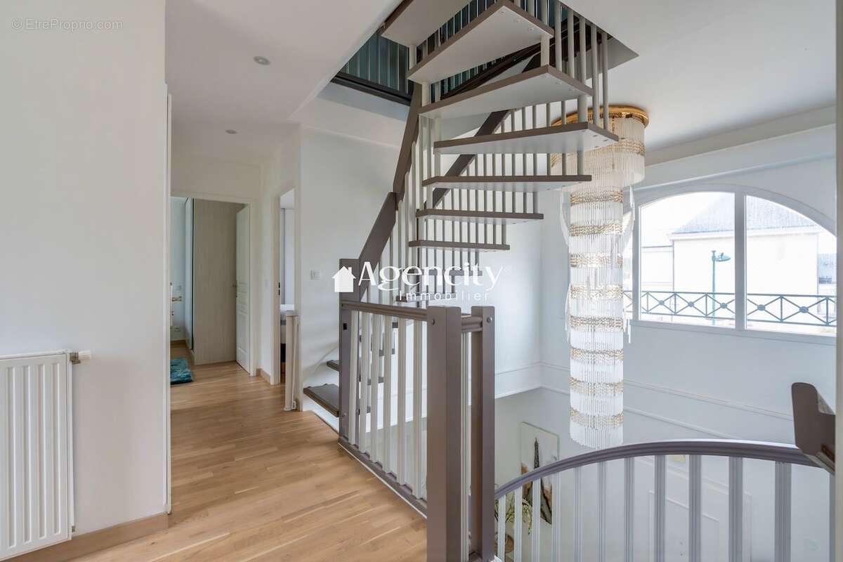 Maison à BAILLY-ROMAINVILLIERS