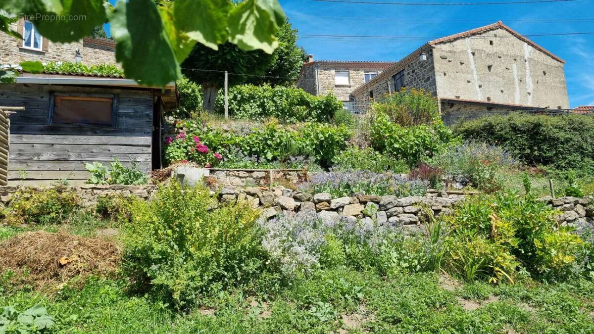 Le BESSAT 42660 Secteur Graix maison de village 2 chambres garage terrain non attenant 285m² - photo 13