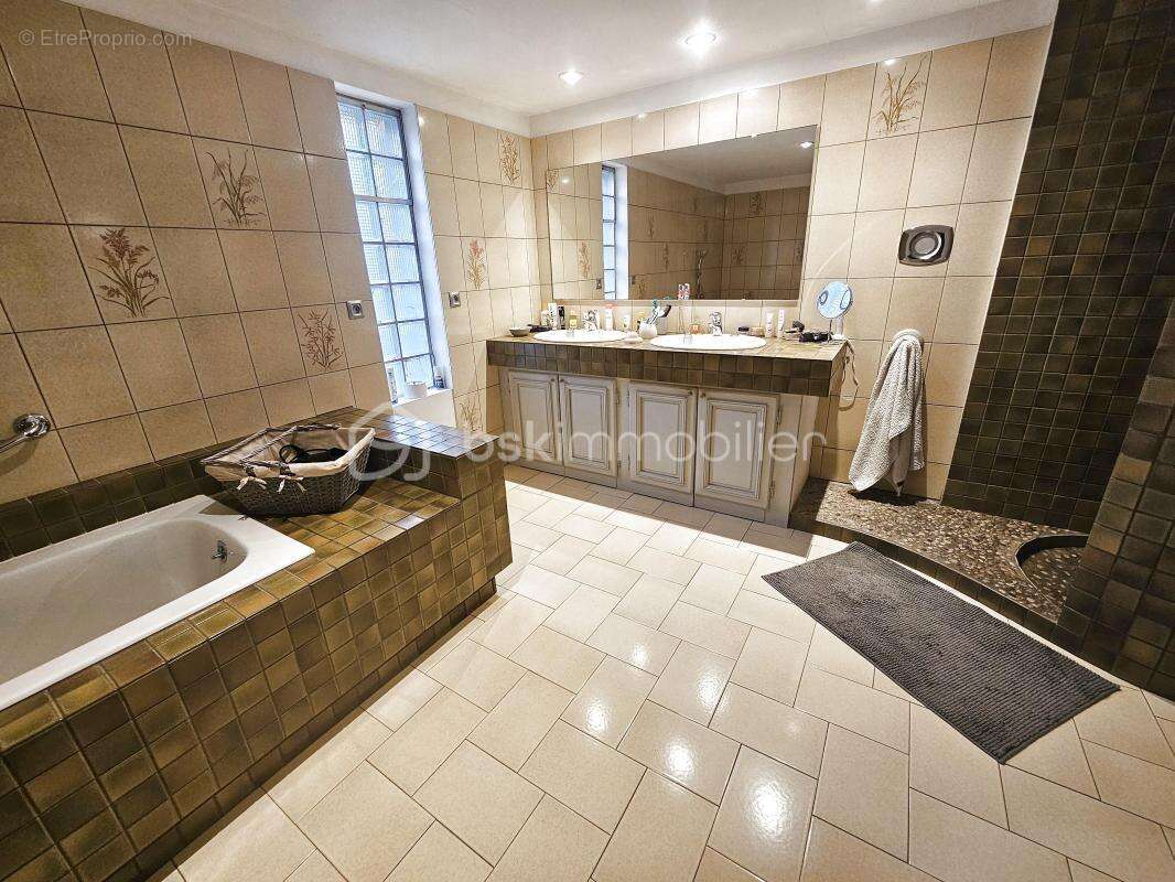 Maison à COMMELLE-VERNAY