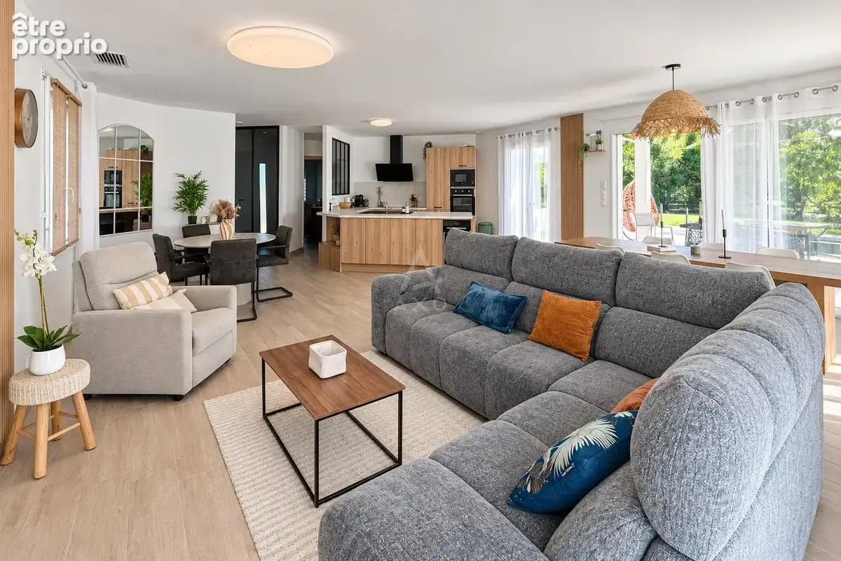Maison récente de 146 m² avec piscine sur terrain arboré de 1 646 m² - photo 2