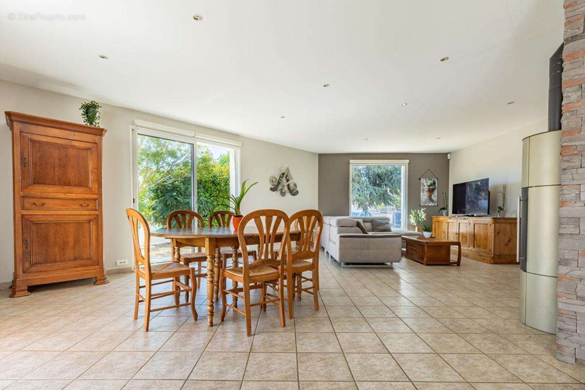 Maison Mouzillon 6 P . 4 Chs . Bureau . 177.85 M² . Double garages . T 1153 M² . Sous-sol - photo 2