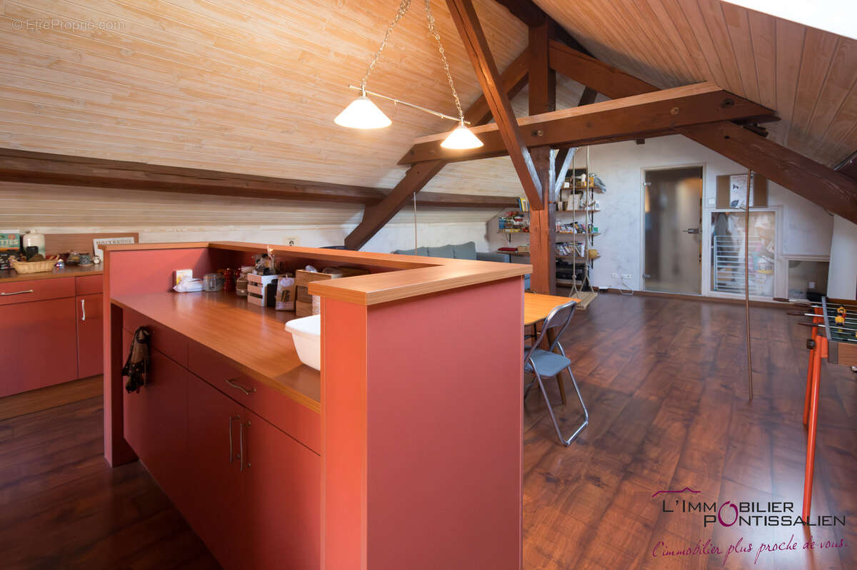 Pontarlier - centre ville : appartement atypique de type 2 avec cave - photo 6
